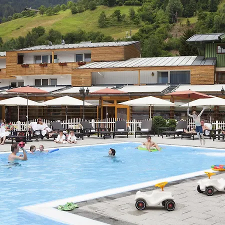 Pop-up Living Zell Am 호텔 4*