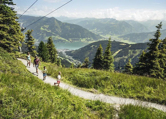 Pop-up Living Zell Am ホテル 4*