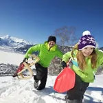 Pop-up Living Zell Am Отель 4*