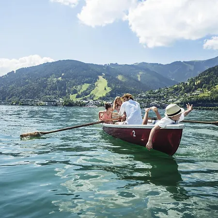 Pop-up Living Zell Am Отель